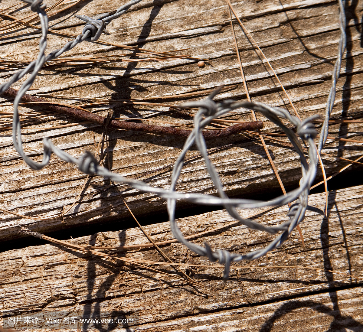 西部牛仔的铁丝网和木板背景